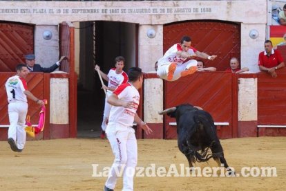 Espectáculo de Recortadores en la Plaza de Toros y bienvenida de la Casa Chopera a lor taurinos de EEUU en la Peña El Morato em la Feria d