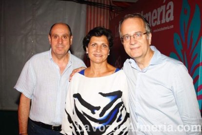 ¡La noche comienza con la caseta hasta los topes de gente!