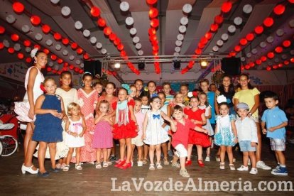 ¡La noche comienza con la caseta hasta los topes de gente!