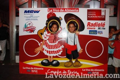 ¡La noche comienza con la caseta hasta los topes de gente!