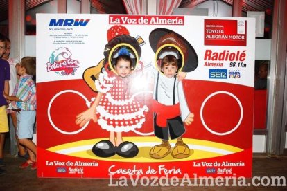 ¡La noche comienza con la caseta hasta los topes de gente!