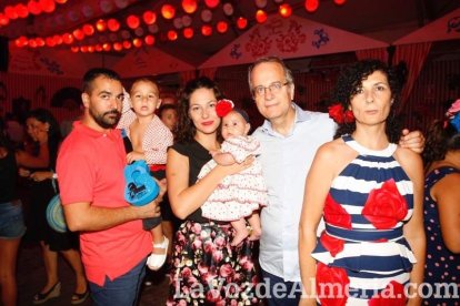 ¡La noche comienza con la caseta hasta los topes de gente!