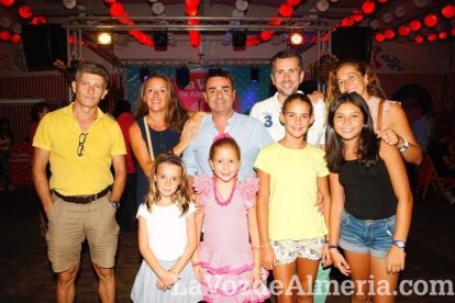 ¡La noche comienza con la caseta hasta los topes de gente!