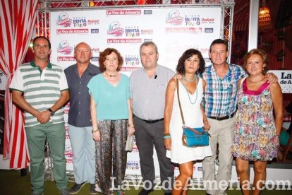¡La noche comienza con la caseta hasta los topes de gente!