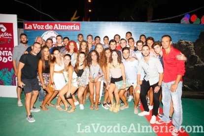 ¡La noche comienza con la caseta hasta los topes de gente!