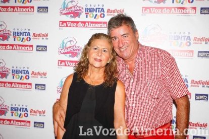 ¡La noche comienza con la caseta hasta los topes de gente!