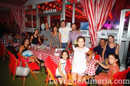 ¡La noche comienza con la caseta hasta los topes de gente!