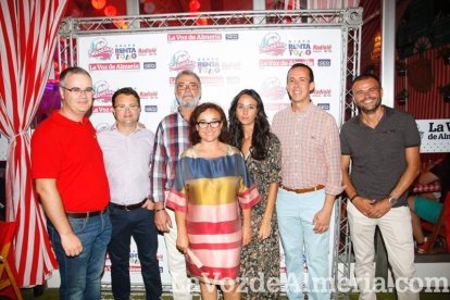 ¡La noche comienza con la caseta hasta los topes de gente!