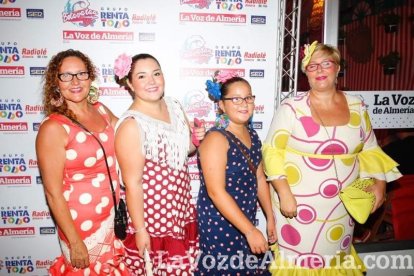 ¡La noche comienza con la caseta hasta los topes de gente!