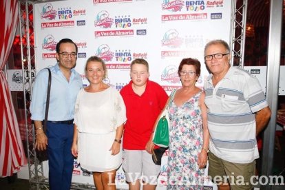 ¡La noche comienza con la caseta hasta los topes de gente!