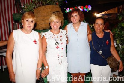 ¡La noche comienza con la caseta hasta los topes de gente!
