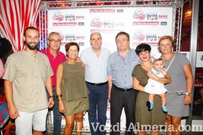¡La noche comienza con la caseta hasta los topes de gente!