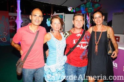 ¡La noche comienza con la caseta hasta los topes de gente!
