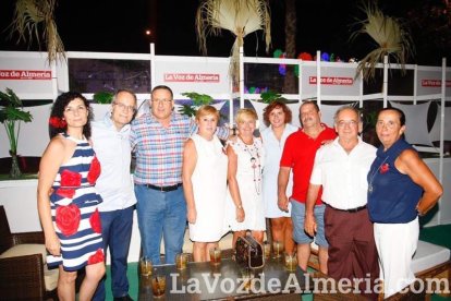 ¡La noche comienza con la caseta hasta los topes de gente!