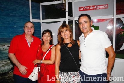 ¡La noche comienza con la caseta hasta los topes de gente!
