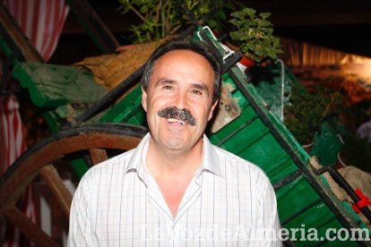 ¡La noche comienza con la caseta hasta los topes de gente!