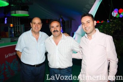 ¡La noche comienza con la caseta hasta los topes de gente!