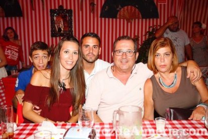 ¡La noche comienza con la caseta hasta los topes de gente!