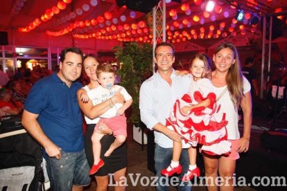 Una nueva noche comienza en la caseta.