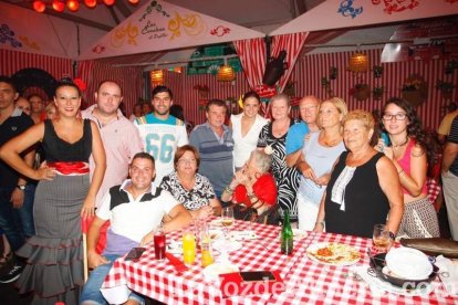 Una nueva noche comienza en la caseta.