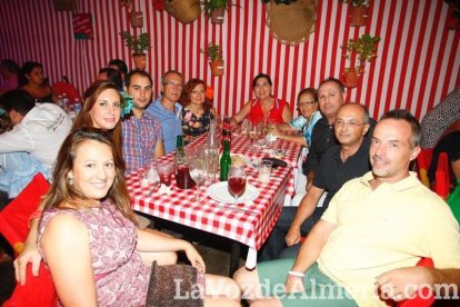 Una nueva noche comienza en la caseta.