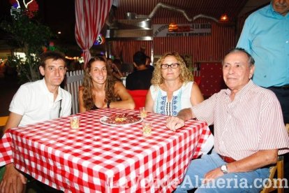 Una nueva noche comienza en la caseta.