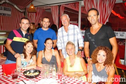 Una nueva noche comienza en la caseta.