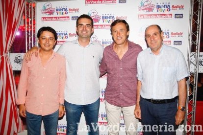 Una nueva noche comienza en la caseta.