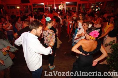 Cada vez más personas se suman a la fiesta.