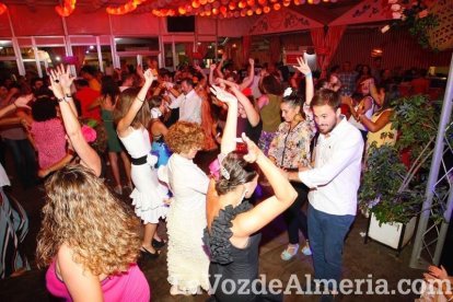 Cada vez más personas se suman a la fiesta.