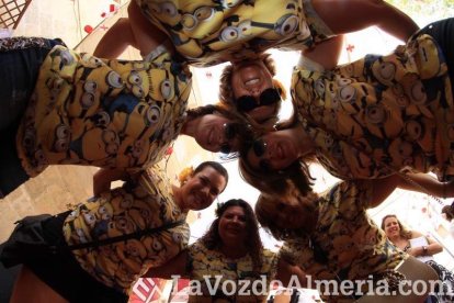 Todos disfrutan de la Feria del Mediodía en el ambigú.