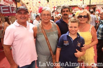 Todos disfrutan de la Feria del Mediodía en el ambigú.