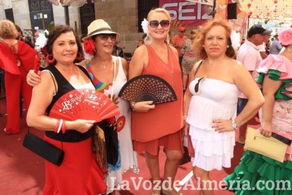 Todos disfrutan de la Feria del Mediodía en el ambigú.