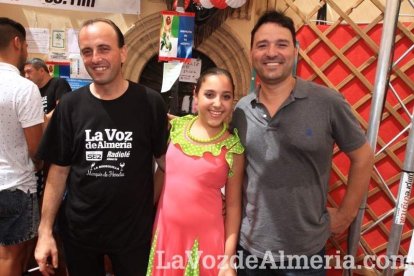 Todos disfrutan de la Feria del Mediodía en el ambigú.