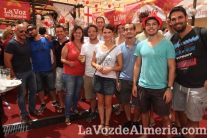 Todos disfrutan de la Feria del Mediodía en el ambigú.