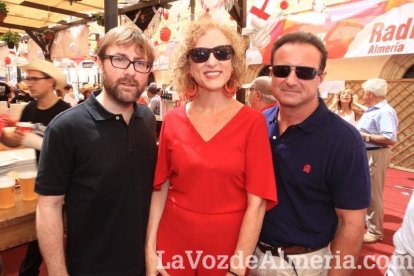 Todos disfrutan de la Feria del Mediodía en el ambigú.