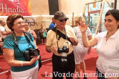 Todos disfrutan de la Feria del Mediodía en el ambigú.