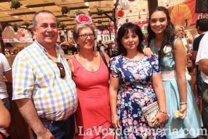 Todos disfrutan de la Feria del Mediodía en el ambigú.
