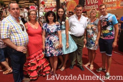 Todos disfrutan de la Feria del Mediodía en el ambigú.