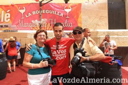 Todos disfrutan de la Feria del Mediodía en el ambigú.