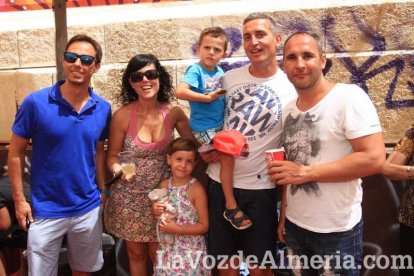 Todos disfrutan de la Feria del Mediodía en el ambigú.