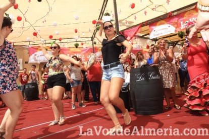 Todos disfrutan de la Feria del Mediodía en el ambigú.