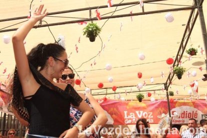 Todos disfrutan de la Feria del Mediodía en el ambigú.