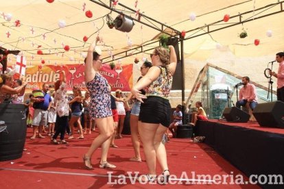Todos disfrutan de la Feria del Mediodía en el ambigú.