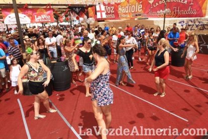 Todos disfrutan de la Feria del Mediodía en el ambigú.