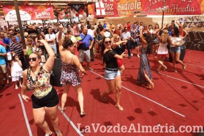 Todos disfrutan de la Feria del Mediodía en el ambigú.