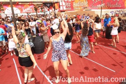 Todos disfrutan de la Feria del Mediodía en el ambigú.