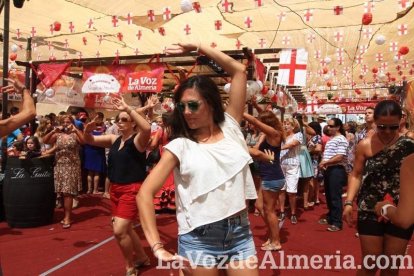 Todos disfrutan de la Feria del Mediodía en el ambigú.