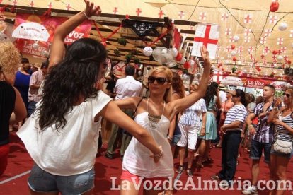 Todos disfrutan de la Feria del Mediodía en el ambigú.