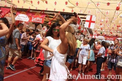Todos disfrutan de la Feria del Mediodía en el ambigú.